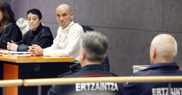  Jon Ezkurdia, esposo del actor Koldo Losada, acusado por el asesinato de su cónyuge, el 19 de noviembre de 2014, junto a su abogada Jone Goirizelaia, durante el juicio oral celebrado hoy en Audiencia Provincial de Bizkaia. 