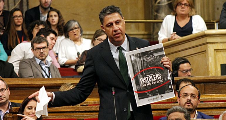 El president del grup parlamentari del PPC, Xavier García Albiol, assenyala la CUP com a responsables d&#039;una fotografia on es pot veure un antiavalot dels Mossos amb el text &#039;Pistolers&#039; 