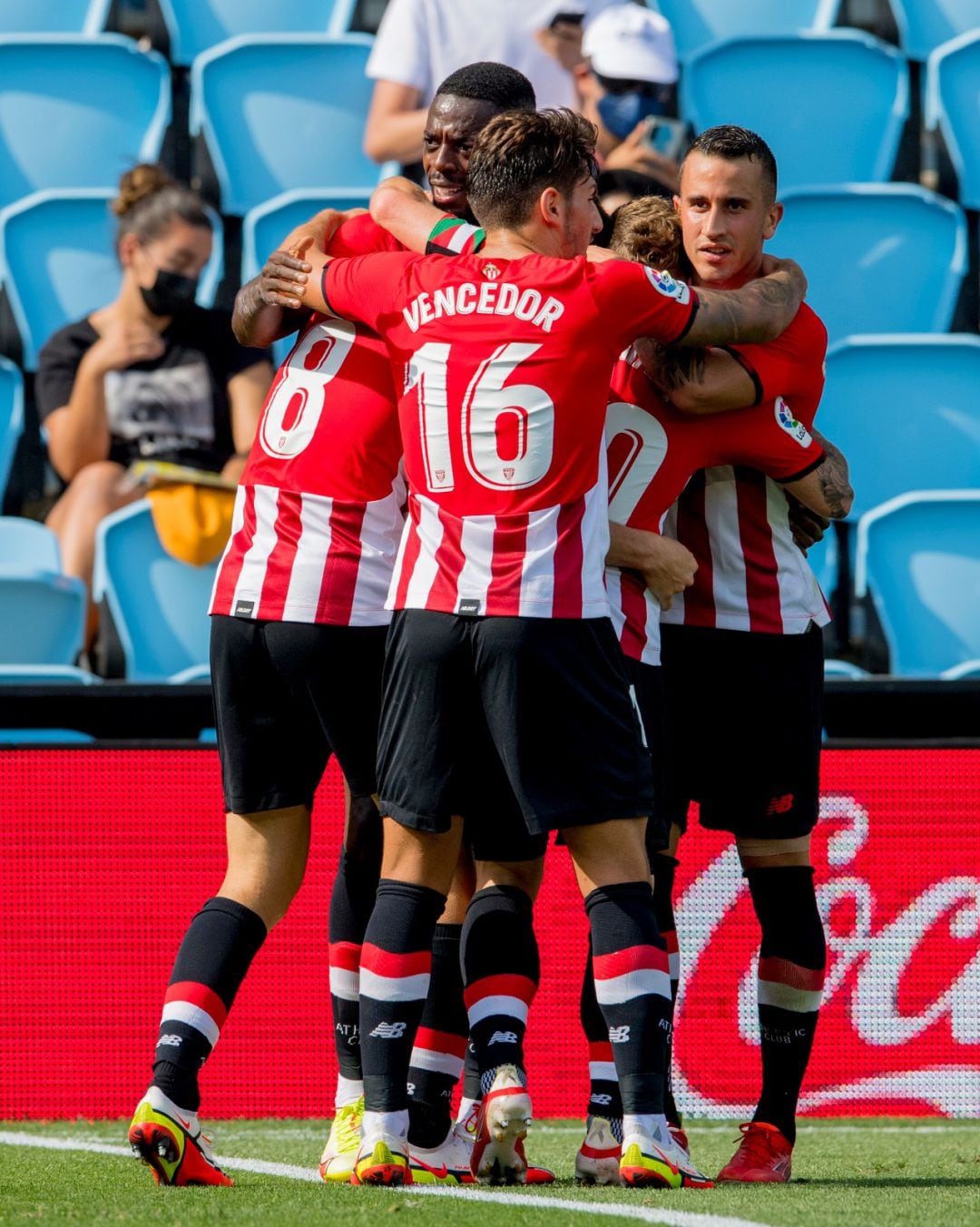 Los jugadores del Athletic celebran el gol de Iñaki Williams