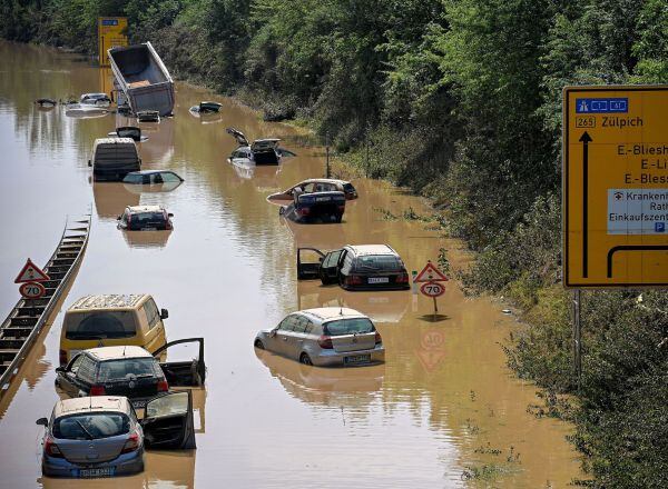 Erftstadt (Germany), 17/07/2021.- Wrecked cars and trucks are flooded on the B265 federal highway in Erftstadt, Germany, 17 July 2021. Large parts of Western Germany were hit by heavy, continuous rain in the night to Wednesday, resulting in local flash floods that destroyed buildings and swept away cars. (Inundaciones, Alemania) EFE/EPA/SASCHA STEINBACH