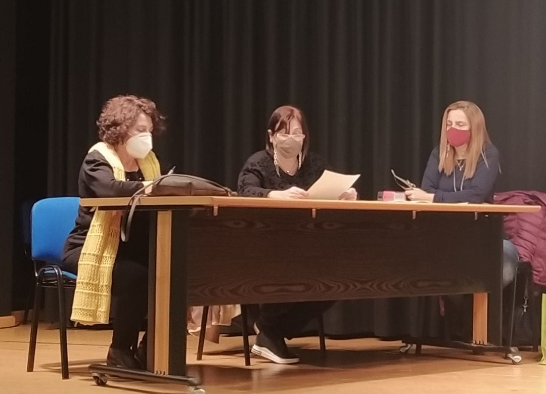 De izquierda a derecha: la secretaria, la presidenta y la tesorera de Amunt contra el Càncer en la Marina Alta.