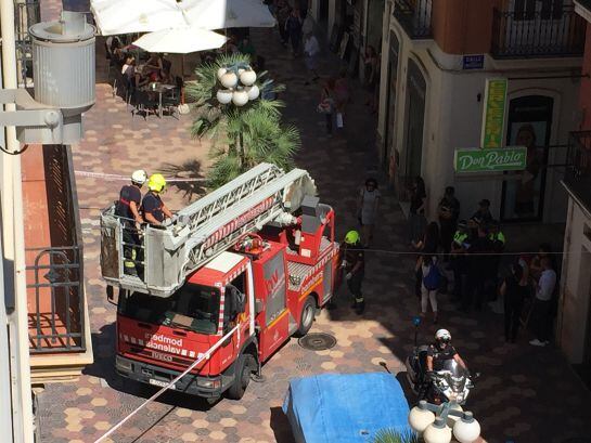 Una parte de la cornisa del edificio del número 7 de la calle Don Juan de Austria se ha desprendido sin causar daños personales