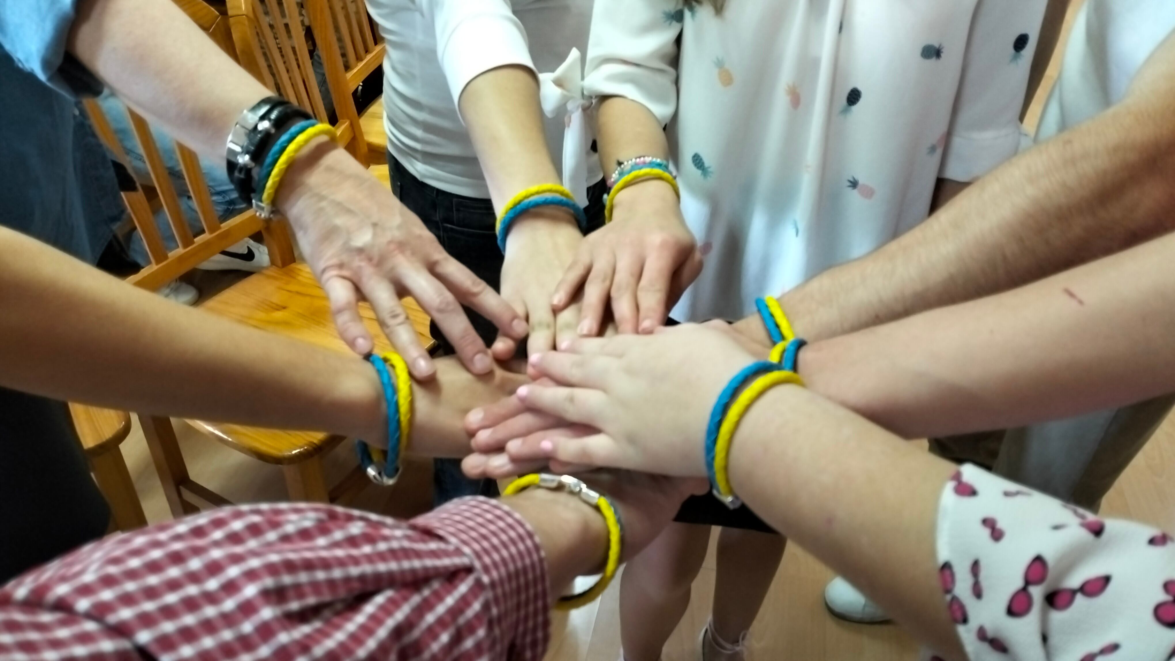 Los chavales ucranianos lucen las pulseras con los colores de Ucrania y Asturias