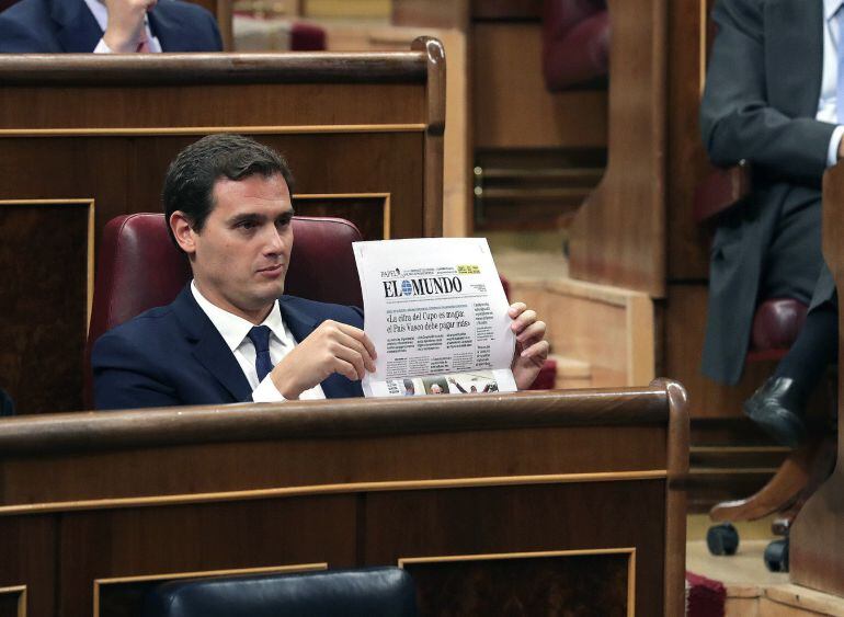 El líder de Ciudadanos, Albert Rivera, muestra el ejemplar de un diario durante el pleno del Congreso de los Diputados tras aprobar la reforma del Concierto Económico con el País Vasco y el nuevo cupo