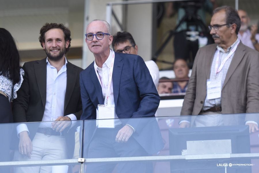 Jorge Costa, entre el presidente de la DPH Isaac Claver y el consejero de la SD Huesca José Luis Bandrés, en el palco de El Alcoraz en el último partido