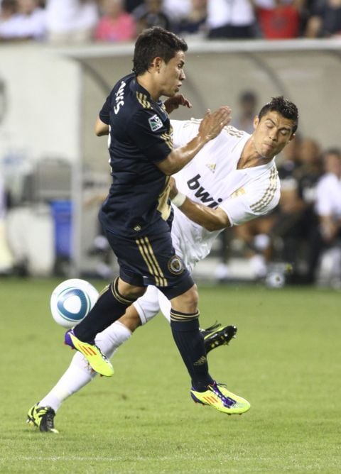 El jugador del Real Madrid Cristiano Ronaldo disputa el balón con Roger Torres, del Filadelfia Union, durante el partido amistoso celebrado en el Lincoln Financial Field de Filadelfia, Pensilvania (EEUU).