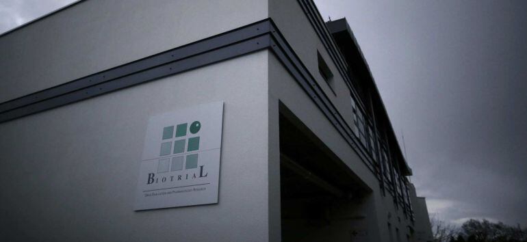 Logo en la fachada de la sede de la farmacéutica Biotrial, en Rennes. La empresa responsable de los ensayos clínicos del medicamento que ha dejado un fallecido en Francia.