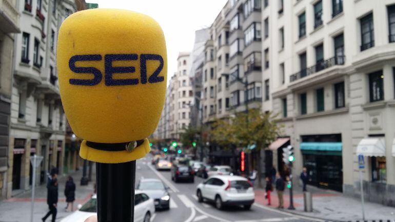 El micrófono de Radio Bilbao en las calles de la ciudad.