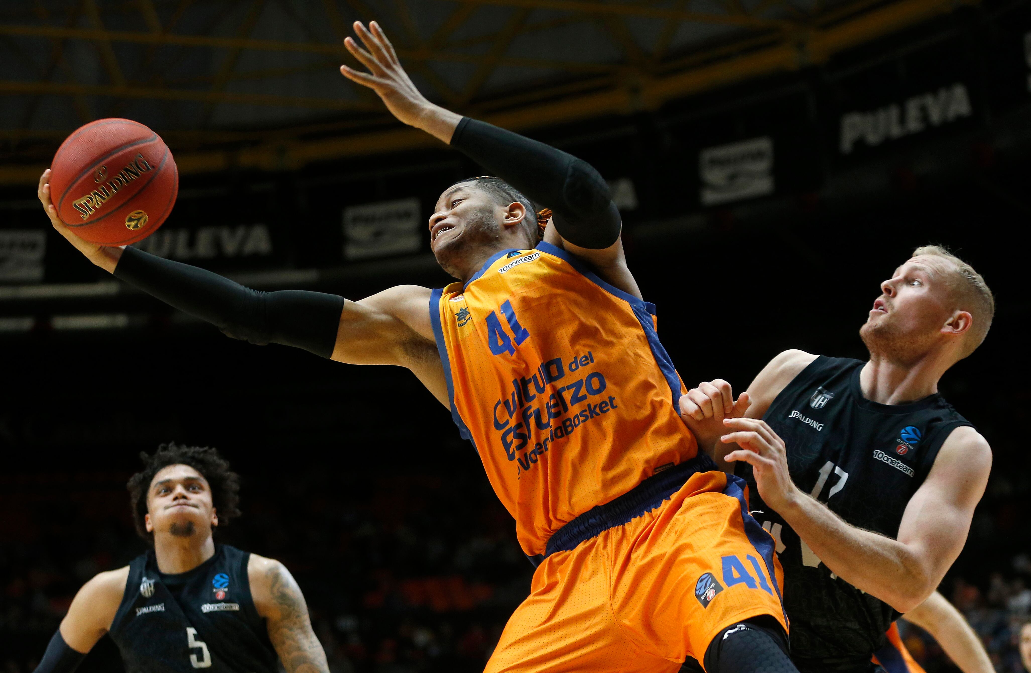 VALENCIA, 20/04/2022.- El jugador de Valencia Basket, Jasiel Rivero (i), con el balón ante el jugador de Hamburg Towers, Eddy Edigin, durante el encuentro de octavos de final de la Eurocup que disputan hoy miércoles en el pabellón de la Fuente de San Luis de Valencia.