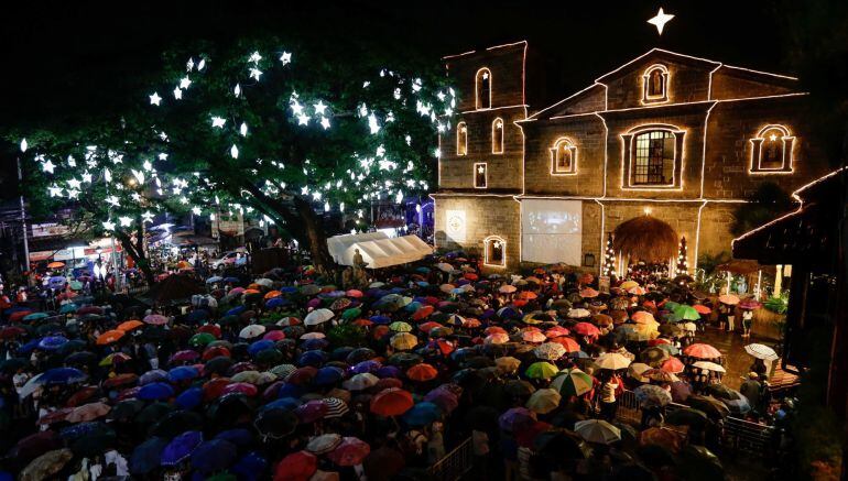 Decenas de personas en un mercado navideño.