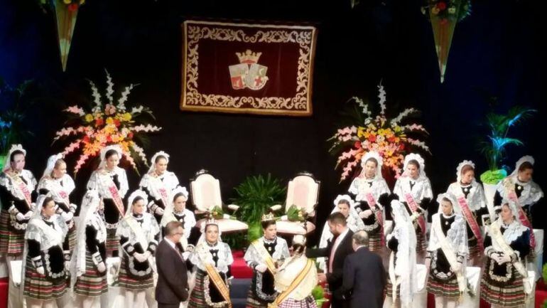 La reina de fiestas 2017 acompañada de sus damas de honor