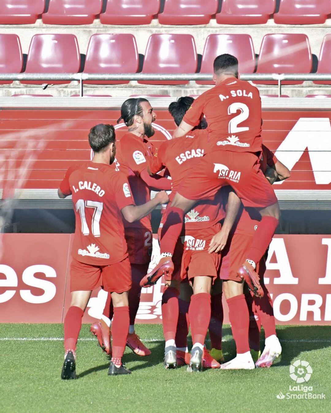 Los jugadores del Numancia celebran el gol de Higinio.