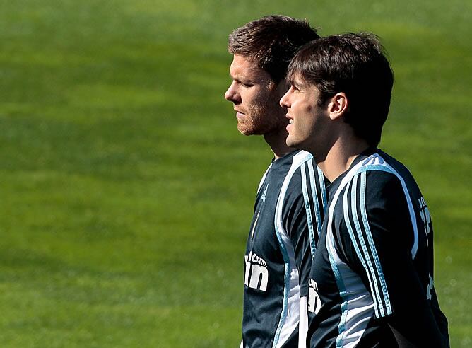 Xabi Alonso y Kaká se ejercitan aparte del grupo dos días antes del Clásico