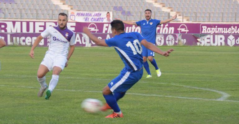 El azulillo Barba remata un balón durante el último Trofeo del Olivo. 