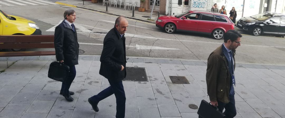 El lotero llega a los juzgados acompañado de sus abogados