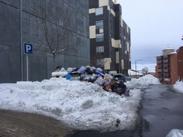 Basura acumulada este martes en una de las calles de Ávila