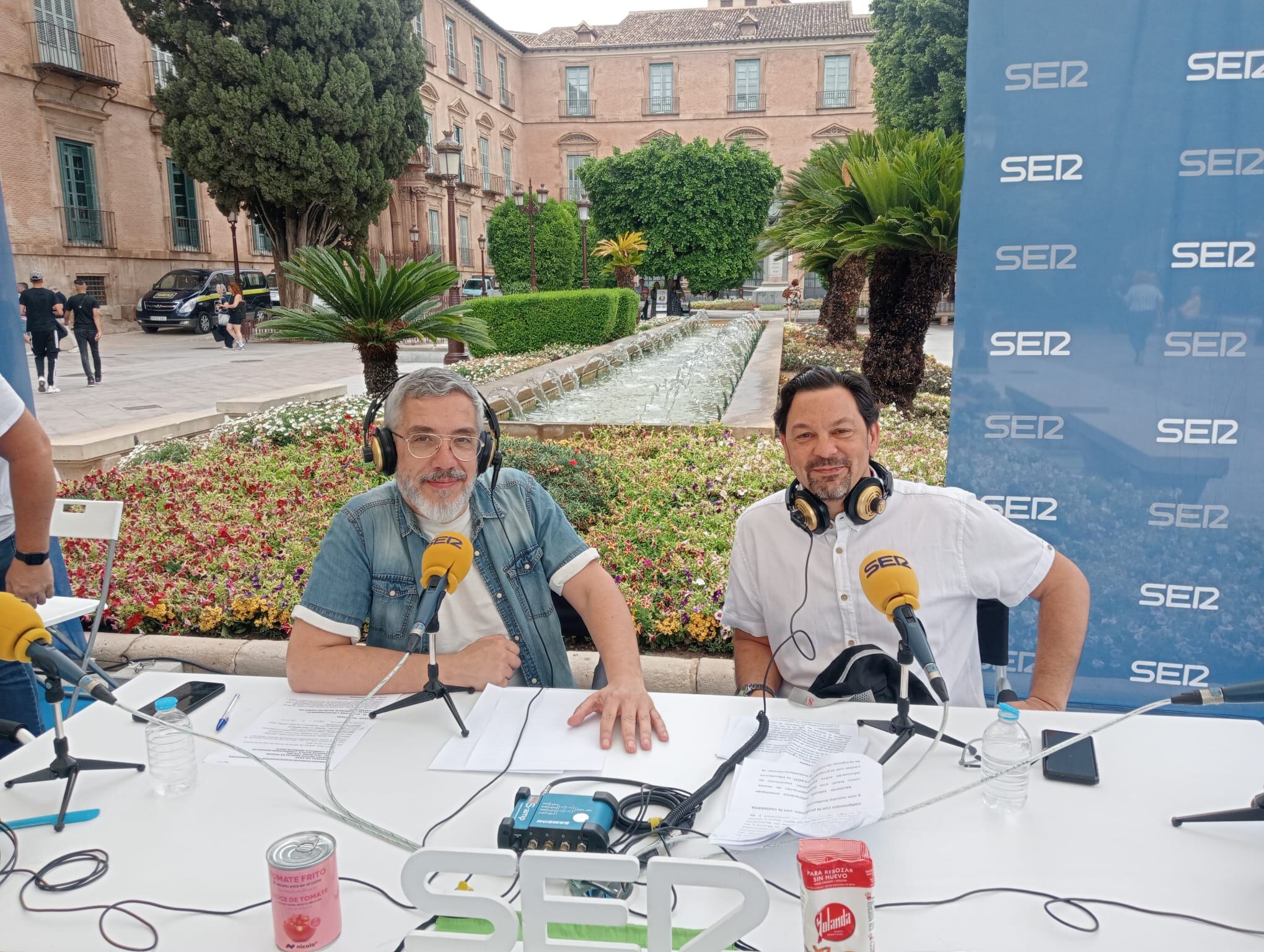 SER Enfermeras desde el set de Radio Murcia con motivo del VII Maratón de Donación de Sangre. José María Herrera, enfermero y secretario del COEMUR (de blanco), y Paco Sánchez, conductor de Hoy por hoy Murcia.