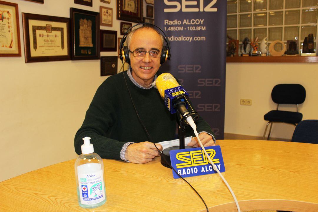 José Alberto Cortés, director gerente del MARQ, en los estudios de Radio Alcoy