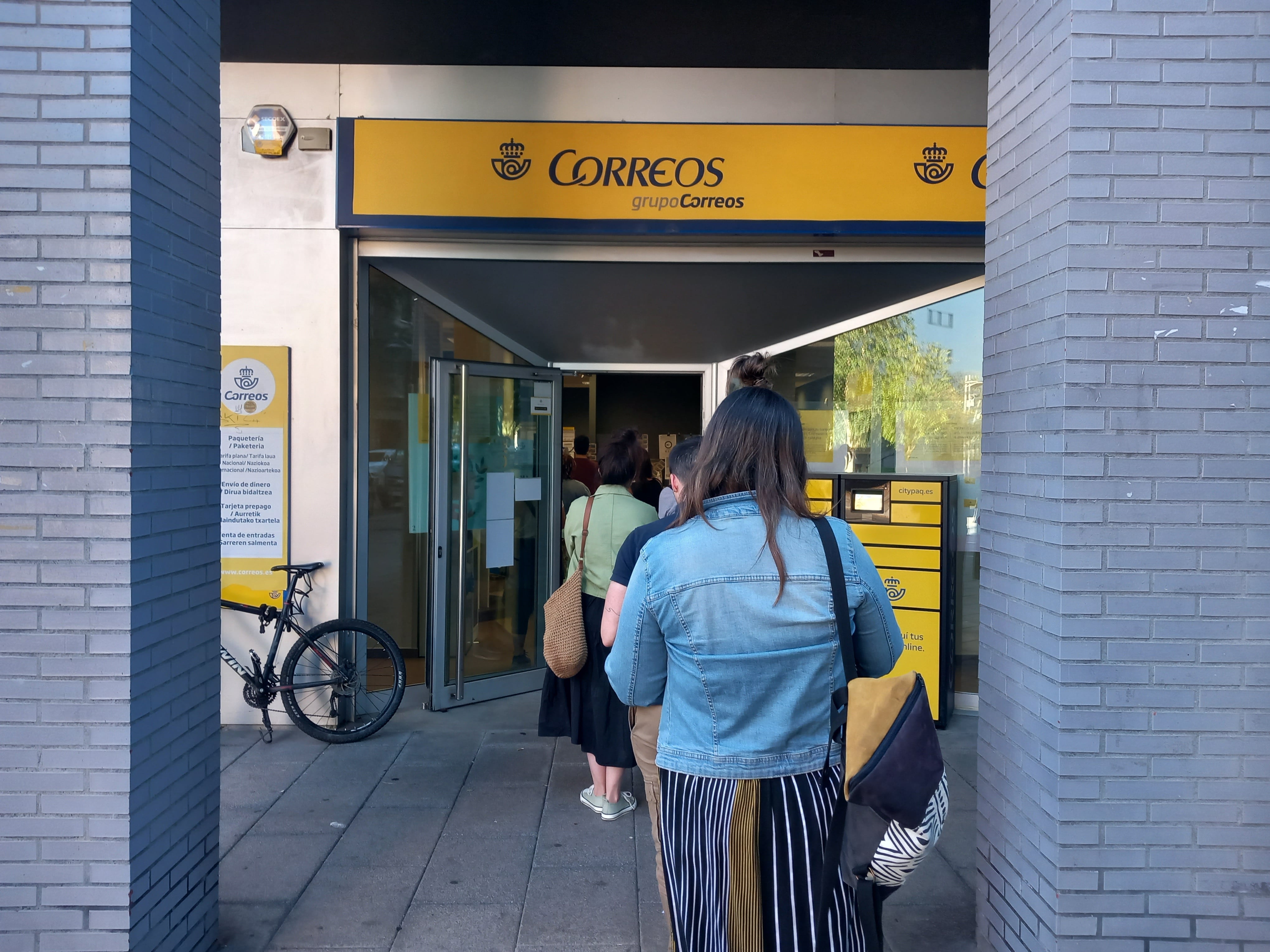 Ciudadanos hacen fila en una oficina de Correos de Vitoria.