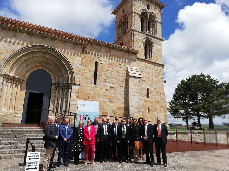 La consejera de Agricultura, Milagros Marcos, ha visitado la exposición Mons Dei de Las Edades del Hombre en Aguilar de Campoo (Palencia)
