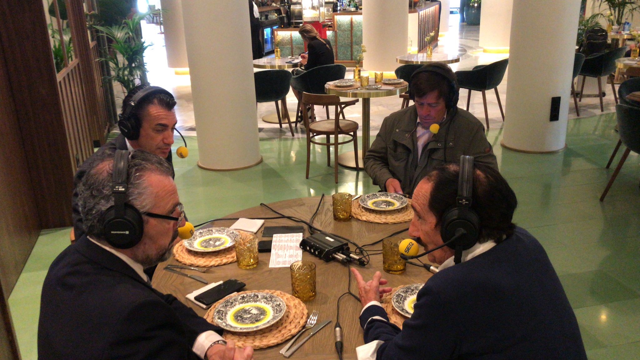 De izquierda a derecha, Paco García, Emilio Trigo, Eduardo Dávila Miura y Manolo Molés en la Tertulia taurina de radio Sevilla desde la Abacería del Hotel Gran Meliá Colón