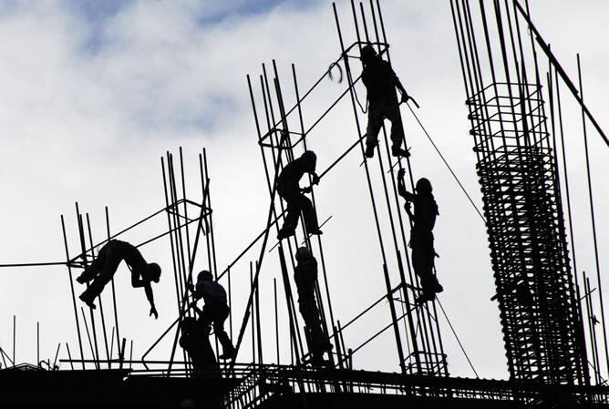 Trabajadores en un edificio en construcción