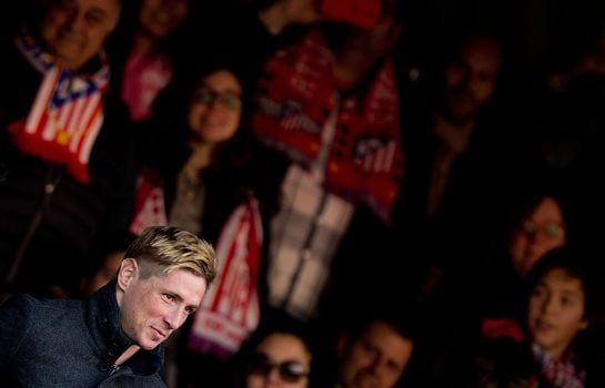 MADRID, SPAIN - JANUARY 03: New Atletico de Madrid signing Fernando Torres looks on from the stands prior to start the La Liga match between Club Atletico de Madrid and Levante UD at Vicente Calderon Stadium on January 3, 2015 in Madrid, Spain (Photo by G