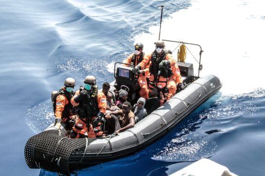 Un grupo de inmigrantes rescatados al norte de la costa de east of Tripoli, Libia.