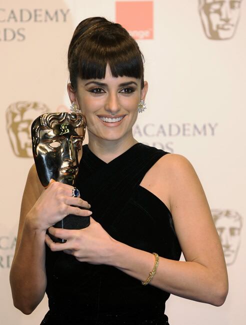 Penélope Cruz posa con el premio Bafta a mejor actriz secundario