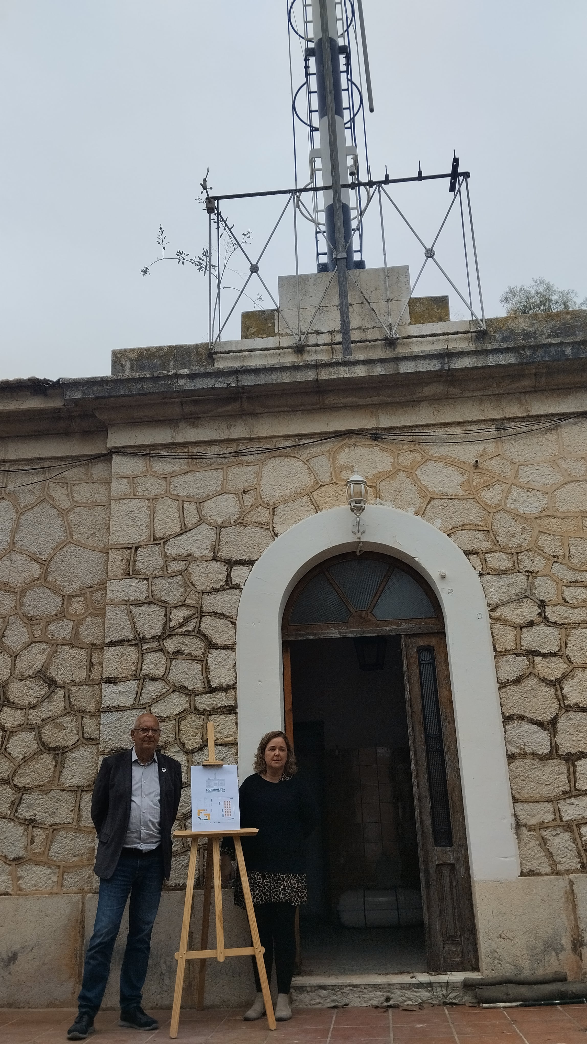 El alcalde de Dénia, Vicent Grimalt y la concejala de Transición Ecológica, Maite Pérez Conejero, en la presentación del proyecto.