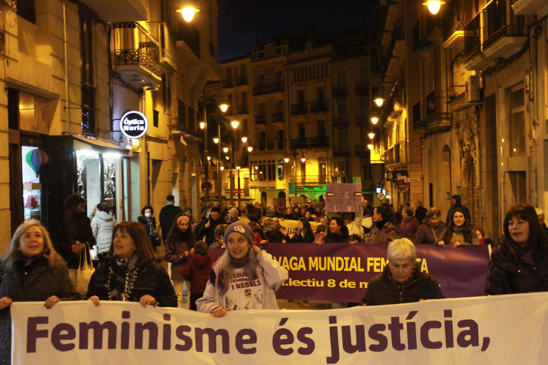 La parte inicial de la manifestación a su paso por la calle Sant Llorenç