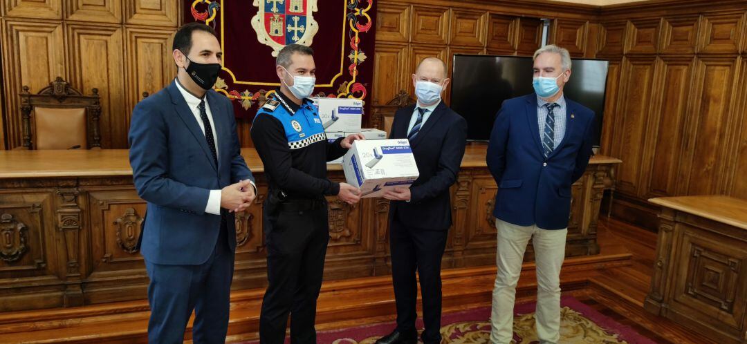 Entrega de detectores de droga