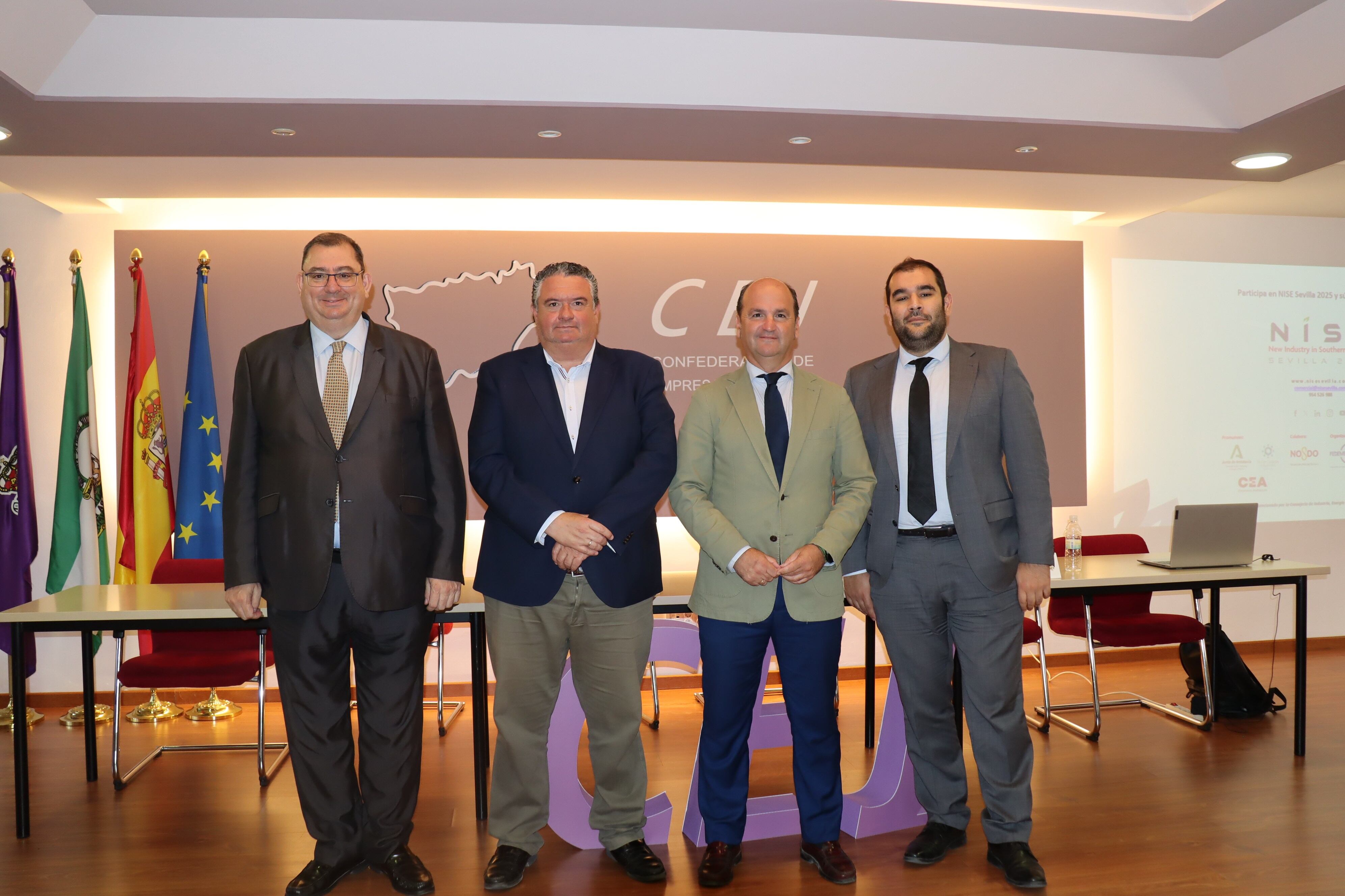 De izqda a dcha, el delegado de Industria de Jaén, Javier Calvente; el presidente de la CEJ, Bartolomé González; el delegado de Industria de Sevilla, Antonio José Ramírez, y Jesús Delgado, responsable del Dpto. de Internacional, I+D+i y Proyectos de la Federación de Empresarios del Metal (FEDEME).