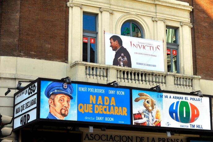 El cartel con Tomás Gómez en el papel de Nelson Mandela de la película Invictus, colgado en la fachada de la sede del PSM de Callao