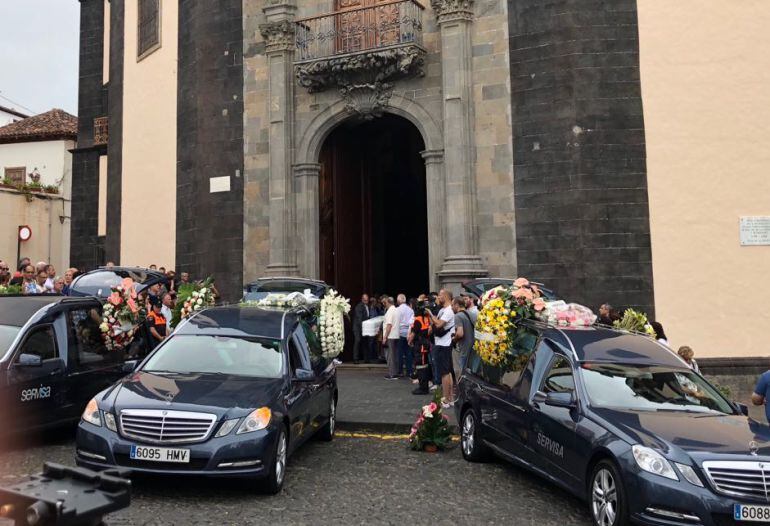 Coches fúnebres en el exterior de la Iglesia de la Concepción