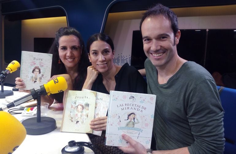 Elena Jiménez, Itziar Miranda y Nacho Rubio, con sus libros.