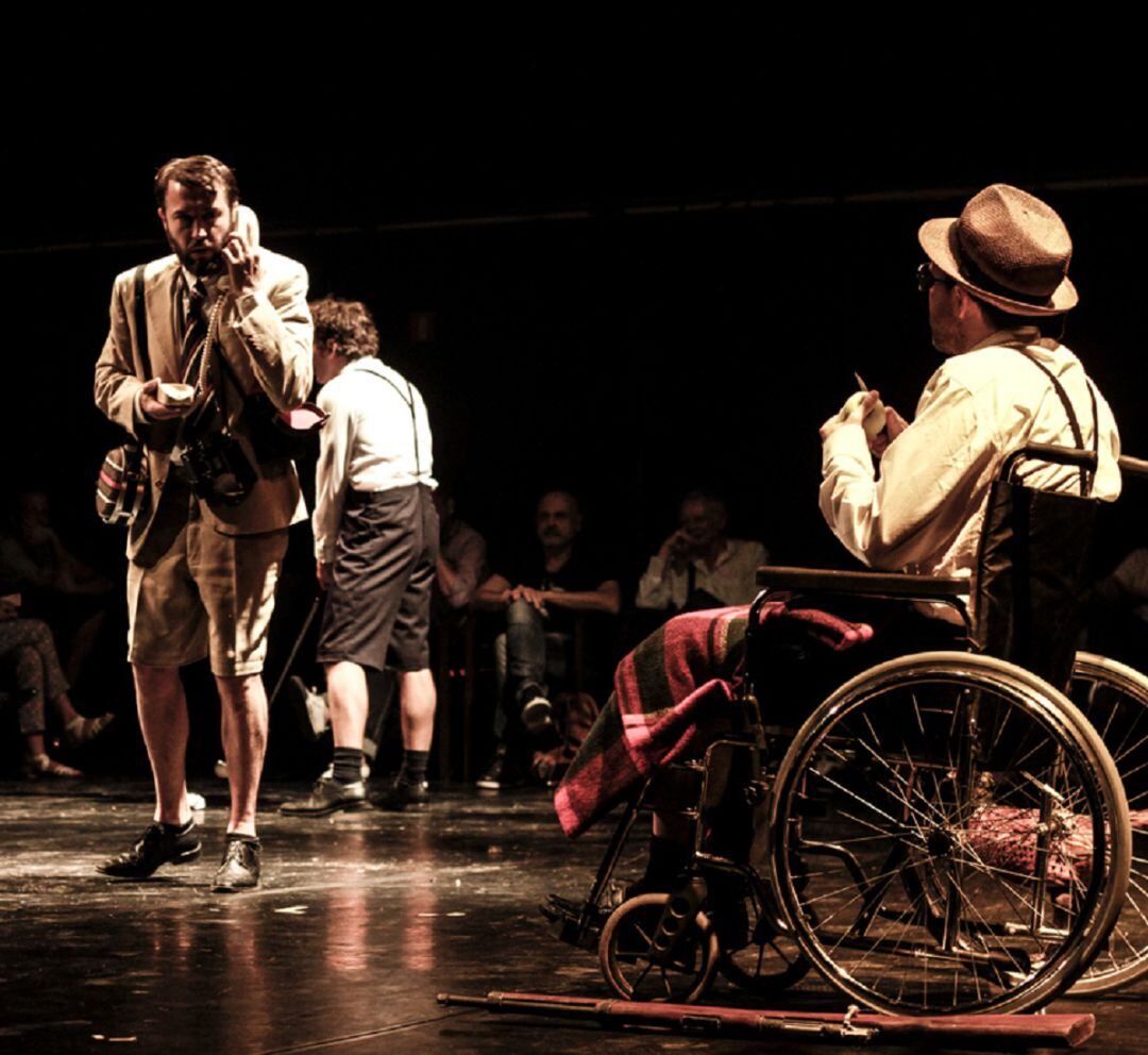 Imagen de una escena de la obra 'Desde aquí veo sucia la plaza', de la compañía Club Canibal.