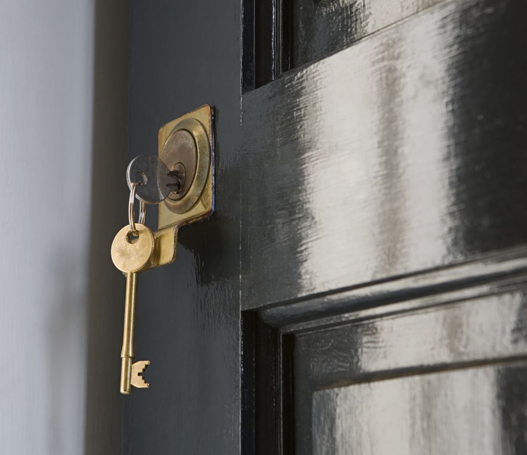 Llaves en una cerradura de una casa