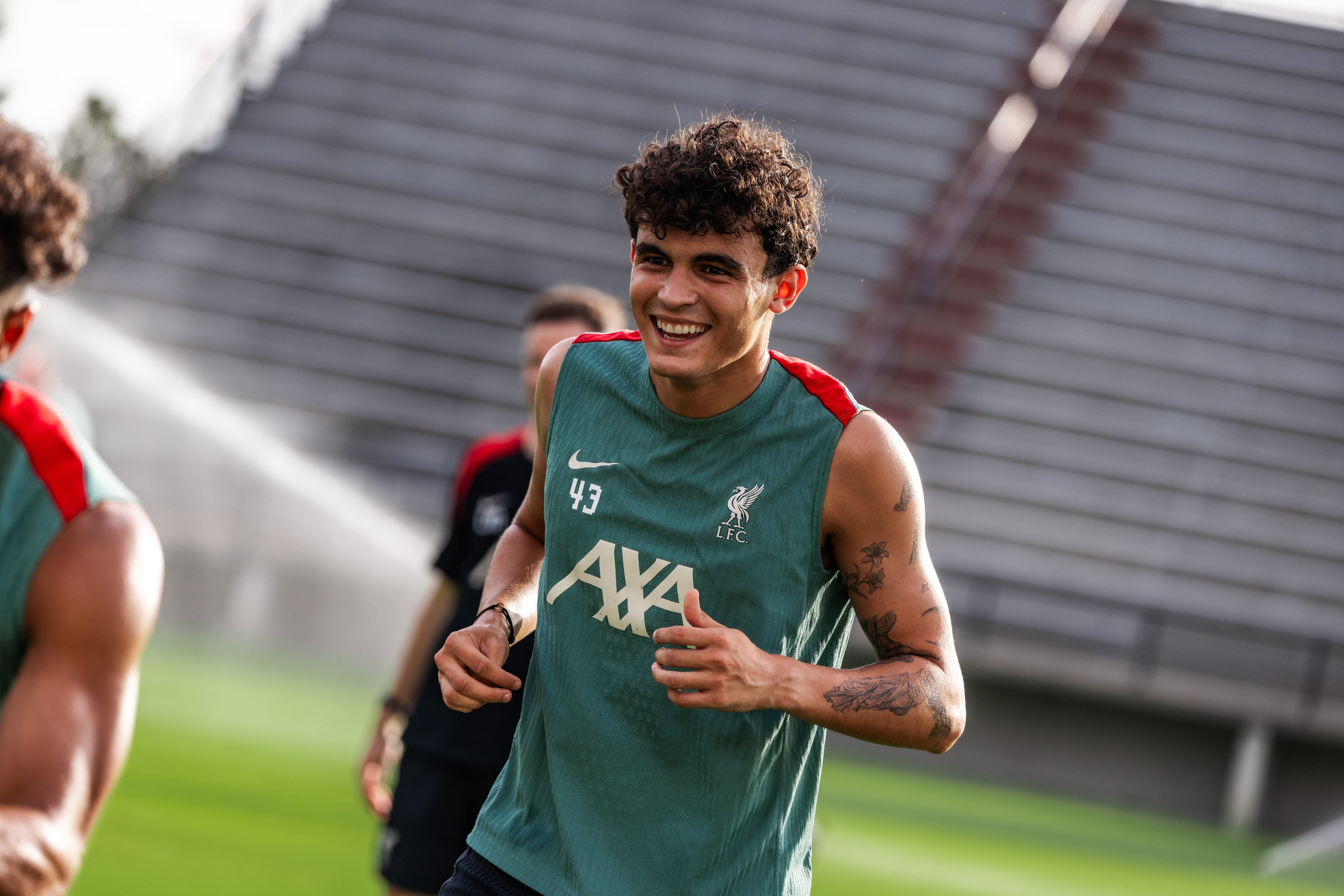 Stefan Bajcetic, durante un entrenamiento con el Liverpool FC