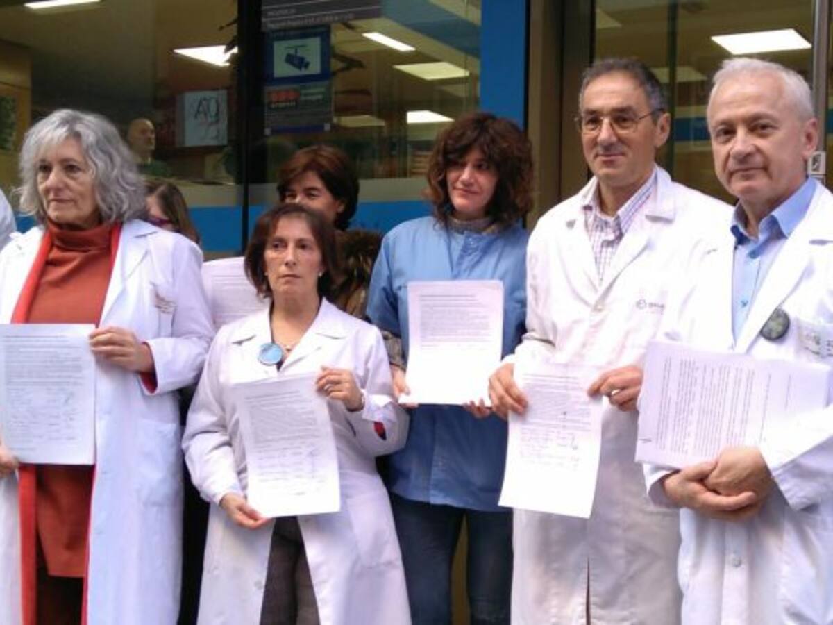 Los médicos de cabecera entregan firmas en el Sergas por la mejora del servicio