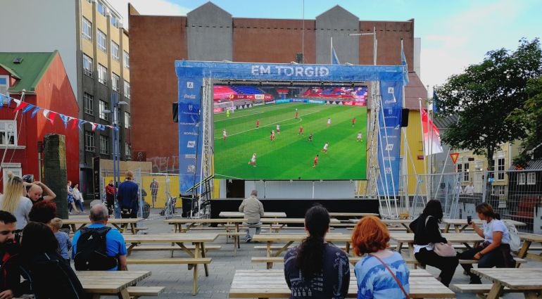 Varios islandeses disfrutan de la Eurocopa femenina en una pantalla gigante situada en el centro de la capital