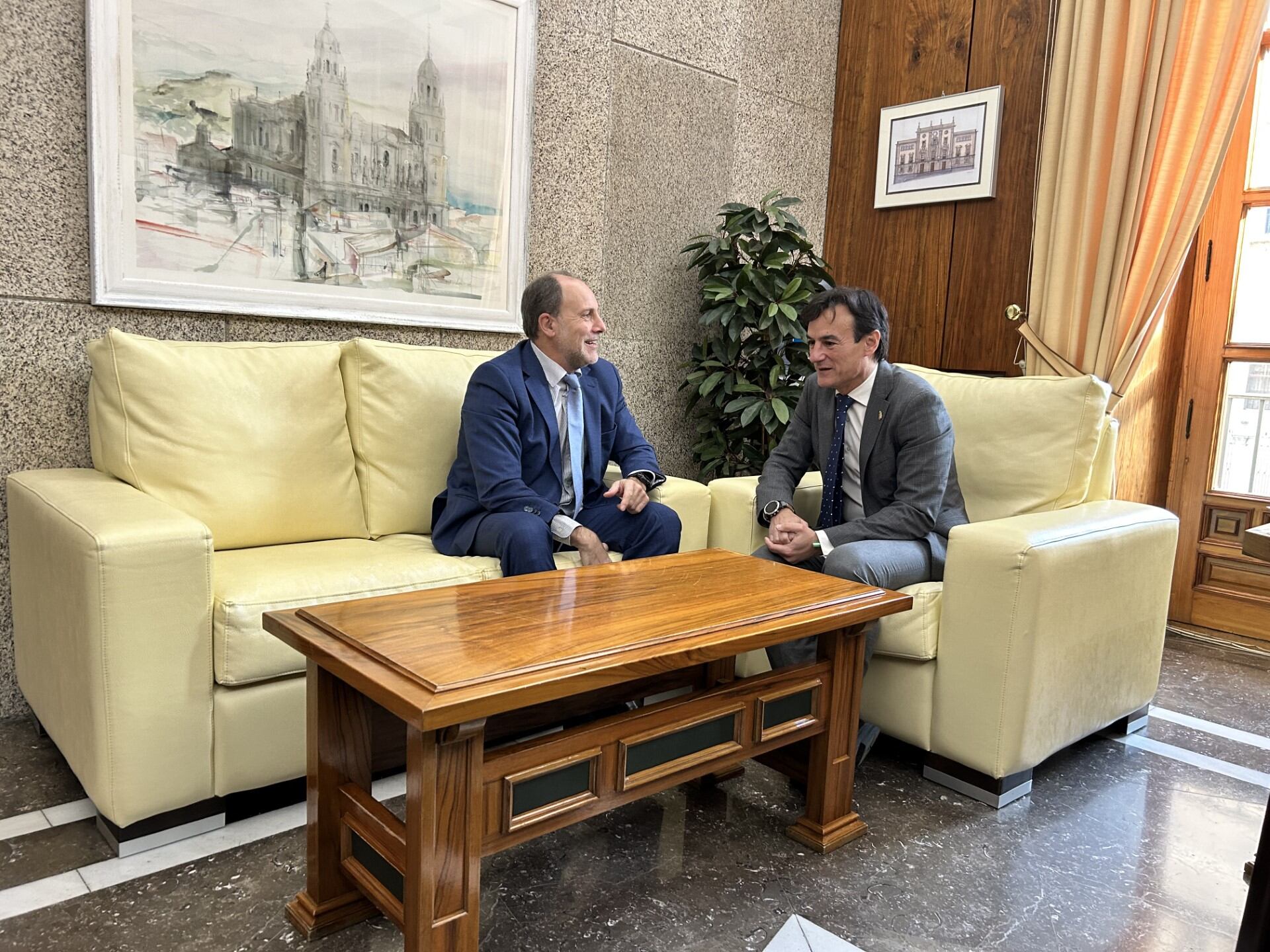 De izquierda a derecha, el rector de la UJA, Nicolás Ruiz, y el alcalde de Jaén, Agustín González.