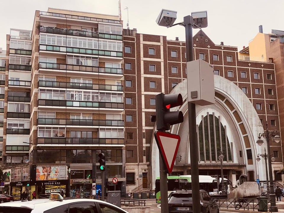 Cámaras en la Plaza España de Valladolid para vigilar el acceso a la Zona de Bajas Emisiones de la ciudad