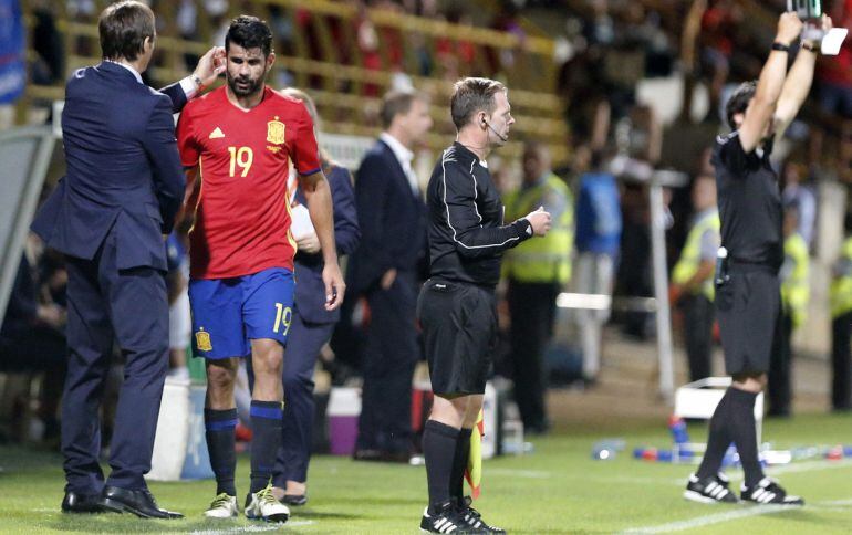 El delantero hispano-brasileño de la selección española, Diego Costa, felicitado por el técnico del combinado español, Julen Lopetegui