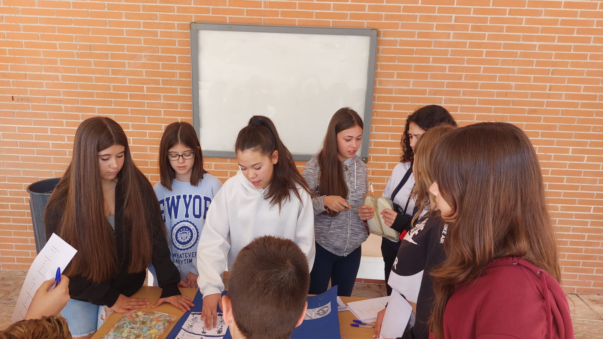 Uno de los grupos de alumnas explica a los alumnos/as de primaria