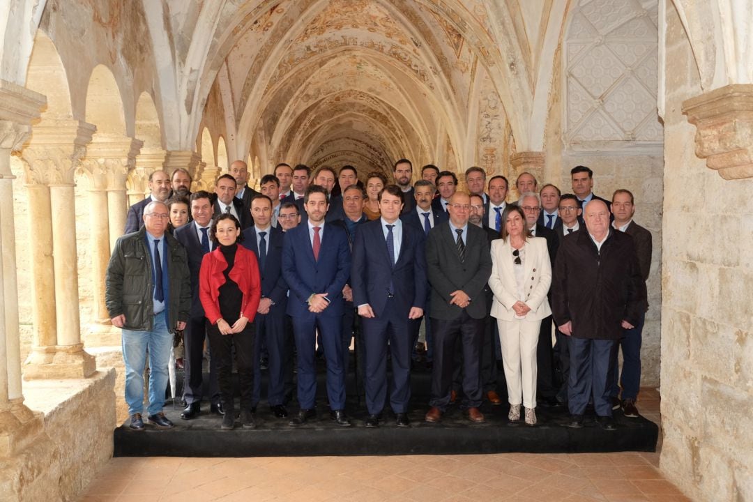 Los firmantes y beneficiarios del Plan de Crecimiento Innovador para Pymes y Midcaps junto al presidente de la Junta, Alfonso Fernández Mañueco (centro) en el clausto del Monasterio de Valbuena.