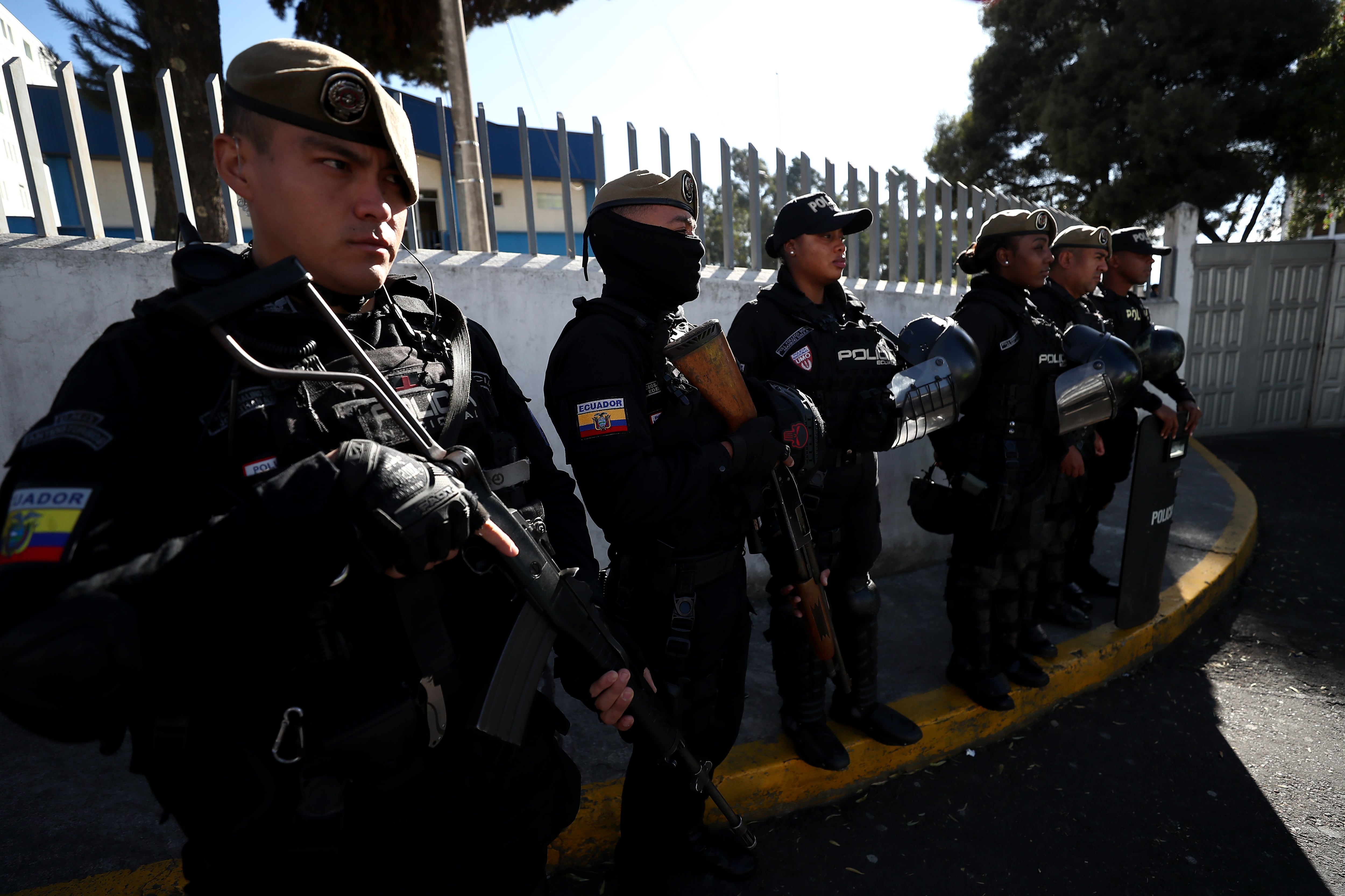 Policías vigilan la entrada a la morgue del Servicio Nacional de Ciencias Forenses a la cual fue llevado el cuerpo del candidato presidencial Fernando Villavicencio hoy, en Quito (Ecuador). EFE/ José Jácome