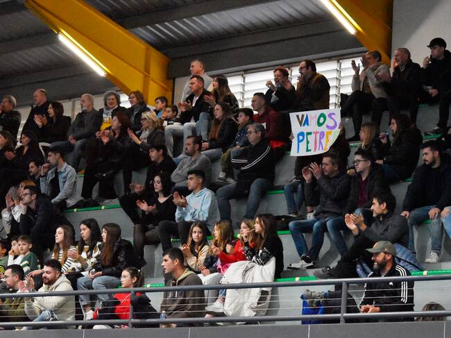 La afición, animando