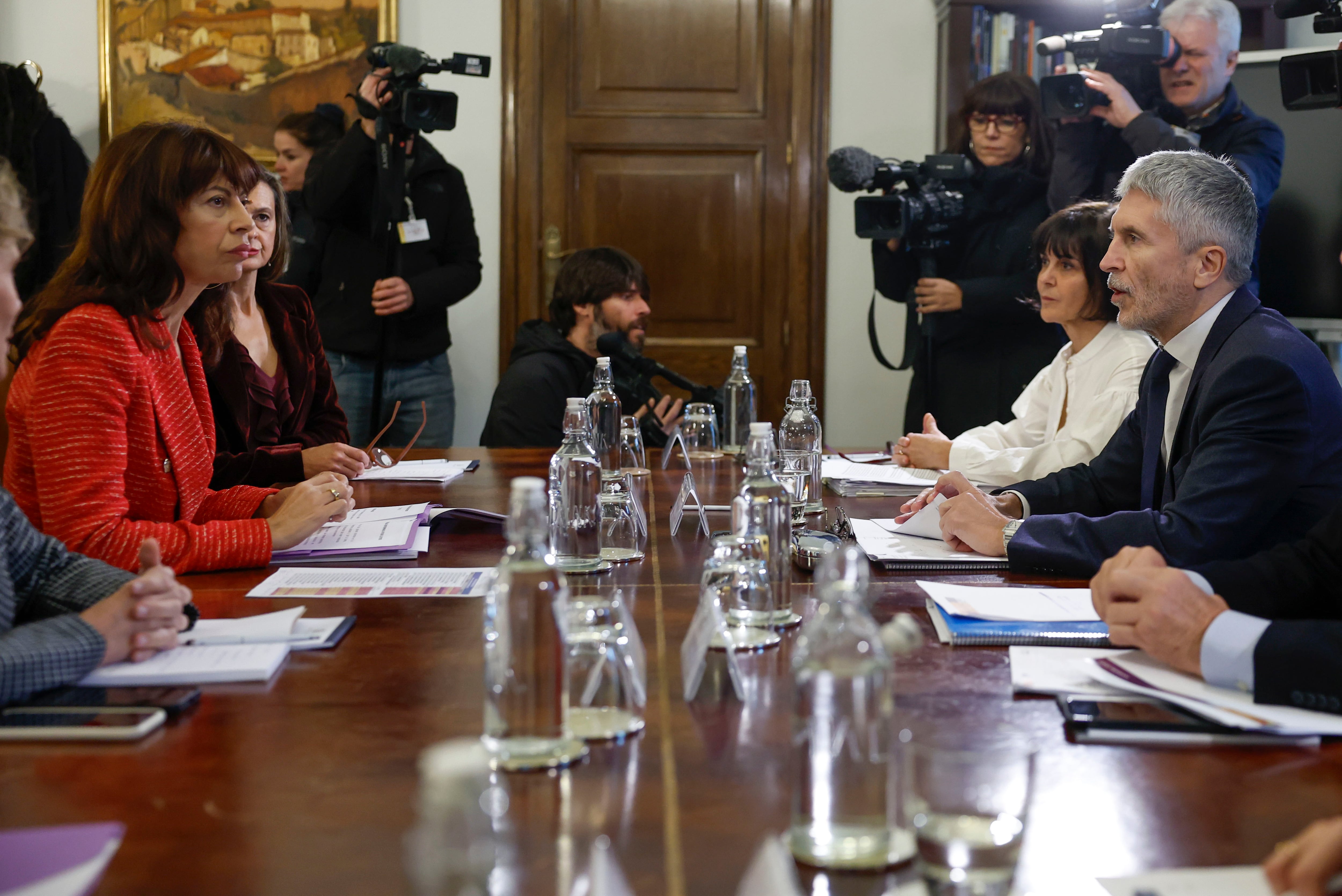 El ministro del Interior, Fernando Grande-Marlaska (d), durante su encuentro con la ministra de Igualdad, Ana Redondo (i), en la que abordan la protección a las víctimas de la violencia de género este jueves en la sede del Ministerio del Interior en Madrid. EFE/ Chema Moya