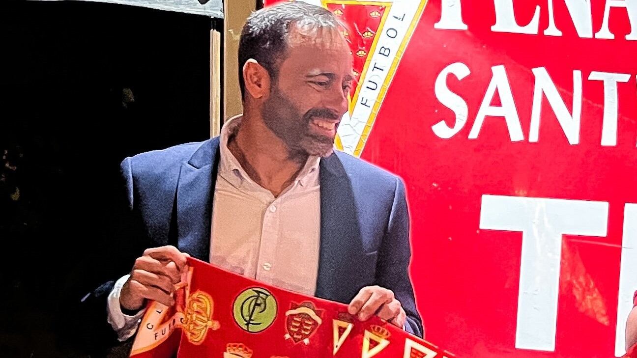 Fran Fernández. técnico del Real Murcia, en la cena de la peña pimentonera Santiago y Zaraiche